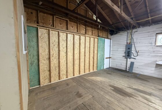 1770 SQ FT Warehouse Space Near Downtown Seneca photo 9